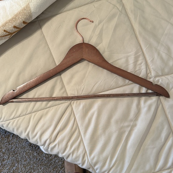 ‘Bride’ hanger with pearl embellishment - Picture 2 of 2